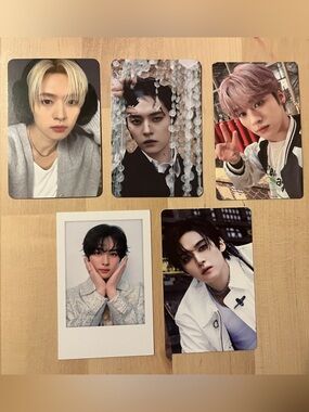 Set of FIVE OFFICIAL Lee Know of Stray Kids photocards - Lee Know